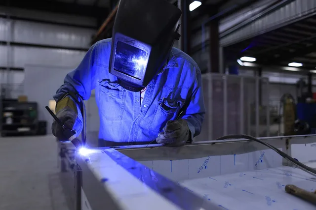Foto zum Beitrag Berufsbilder in Industrie und Handwerk: Aufgaben, Ausbildung und Gehalt
